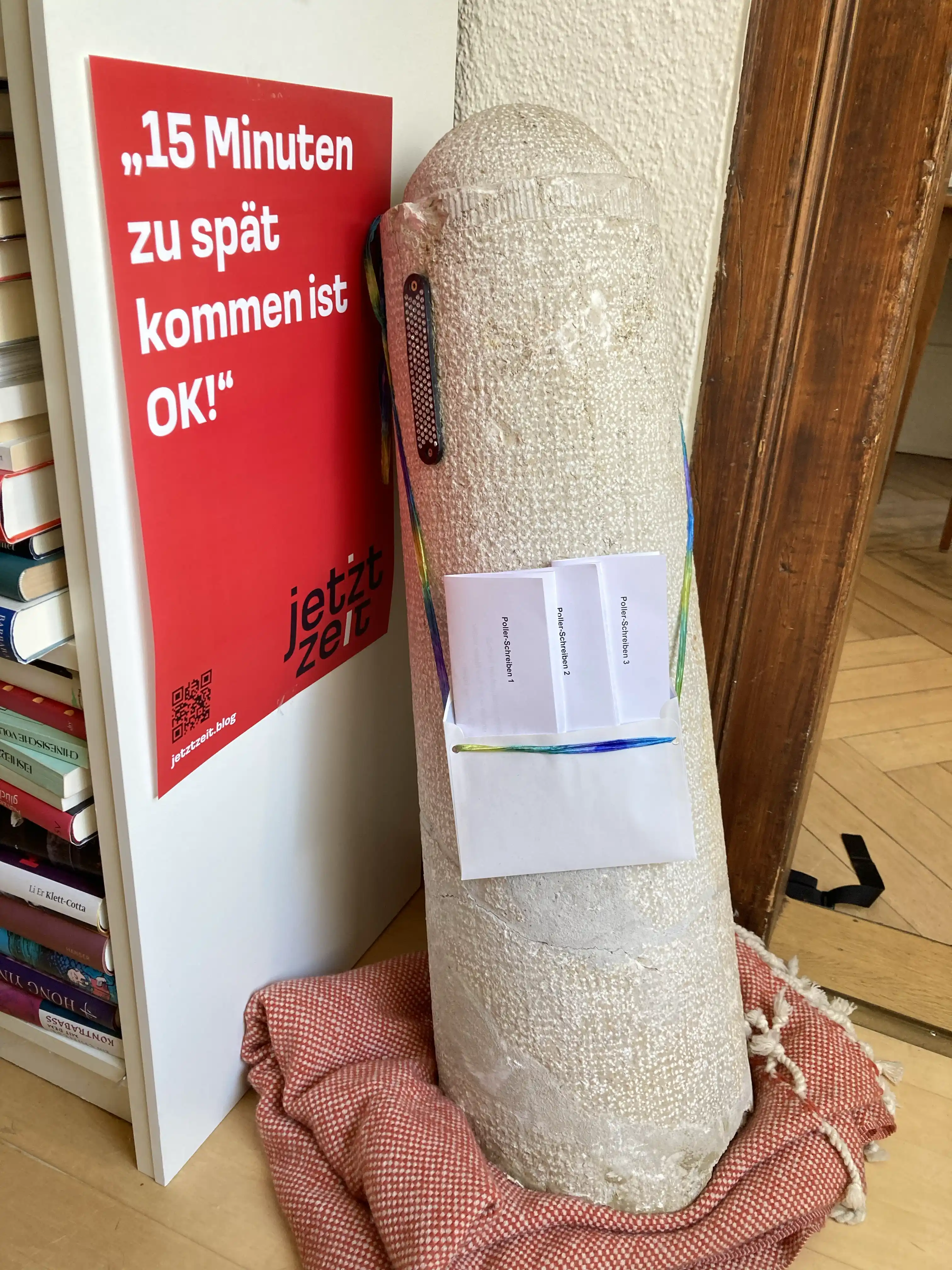 Der Poller vom St. Alban-Eck. Fünfzehn Minuten zuspätkommen ist OK!